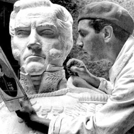 Caringi esculpindo o Monumento à Bento Gonçalves