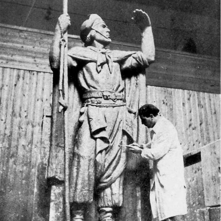 Caringi finalizando o Monumento ao Sentinela Farroupilha