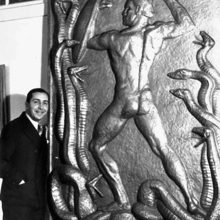 Caringi junto ao baixo-relevo “A Luta" em Berlim, em 1937