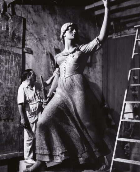 Finalizando a estátua de Anita Garibaldi em seu ateliê no Rio de Janeiro, 1960