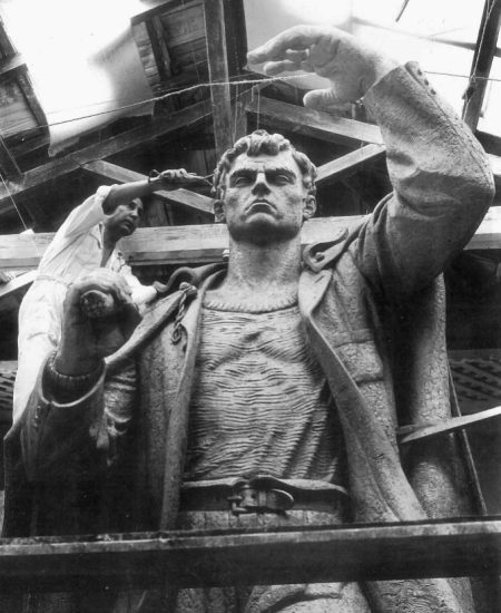 Caringi trabalhando no Monumento Nacional ao Imigrante